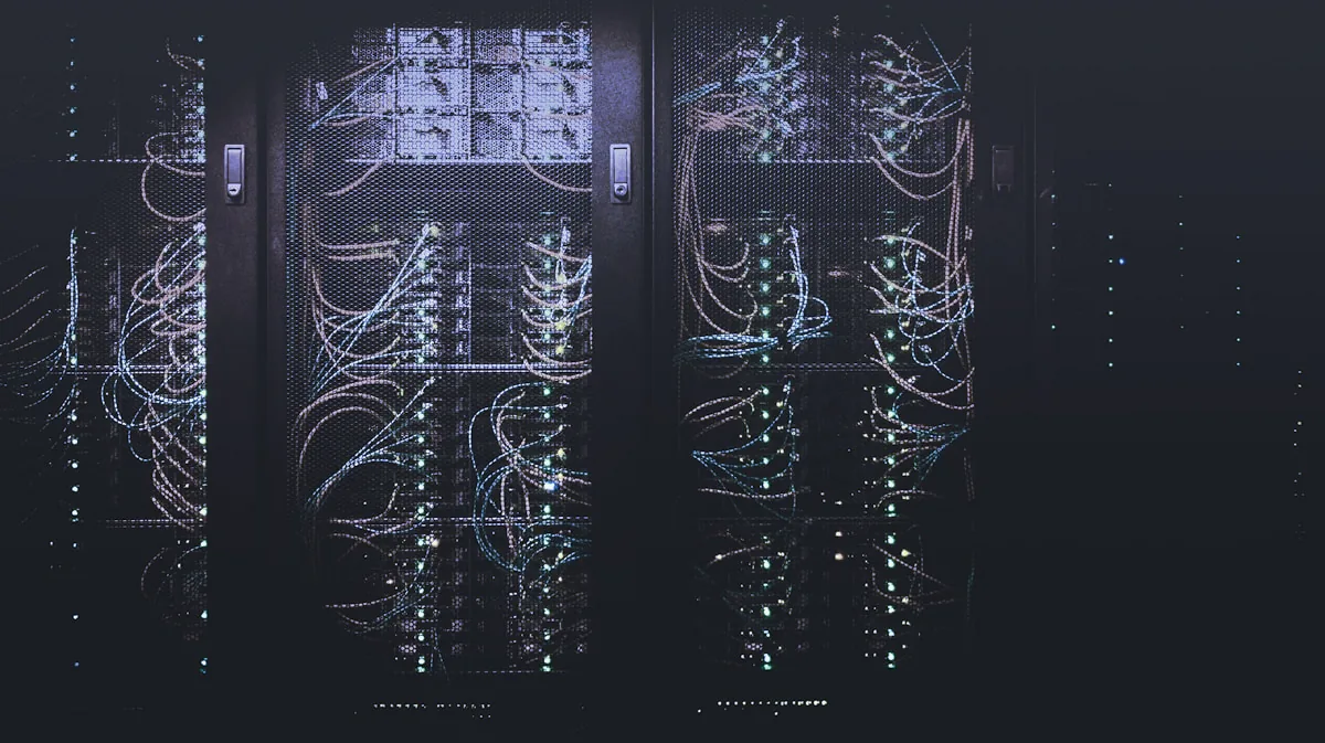 Sala de servidores con luces indicadoras encendidas, símbolo del almacenamiento seguro de datos personales