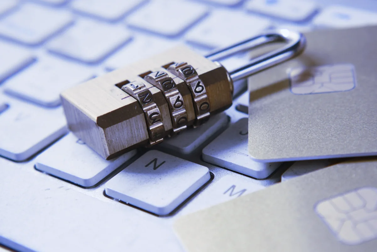 Persona configurando preferencias de privacidad en un dispositivo